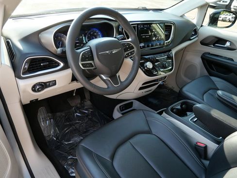 Used 2024 Chrysler Pacifica Touring-L FWD image 3