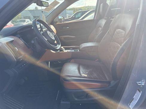 Used 2025 Nissan Pathfinder Platinum w/ Cargo Package image 5