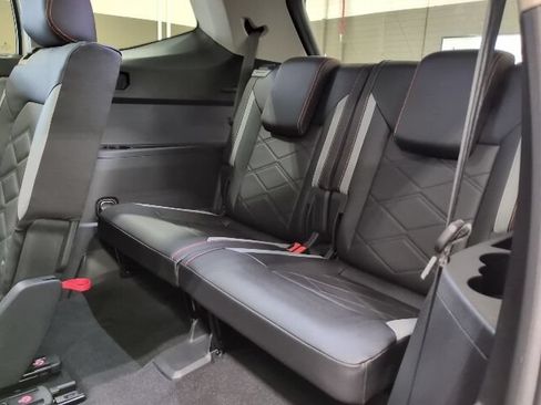 Used 2025 Volkswagen Atlas Peak Edition SE AWD/4WD image 17