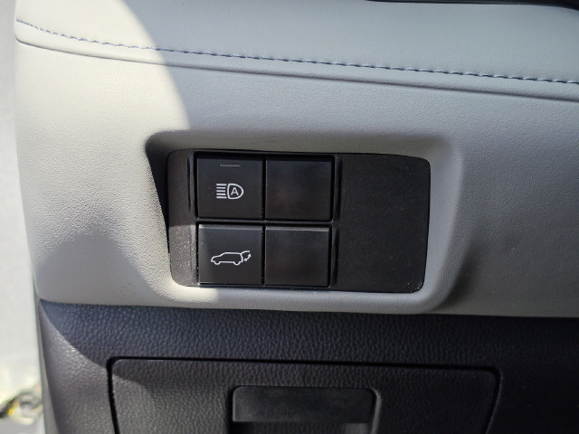 Used 2023 Toyota Highlander XLE AWD/4WD image 39