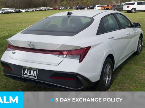 Used 2025 Hyundai Elantra SE image 3