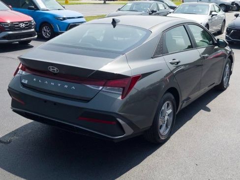 New 2026 Hyundai Elantra SE FWD image 5