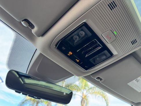 Used 2025 Volkswagen Atlas SE image 30