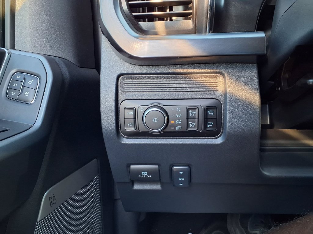 Used 2026 Ford F350 Lariat w/ Lariat Ultimate Package AWD/4WD image 12