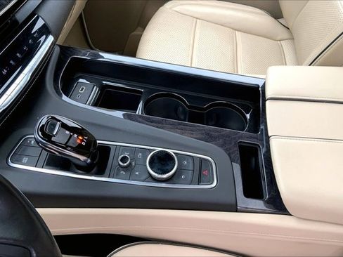 Used 2021 Cadillac Escalade Premium Luxury AWD/4WD image 17