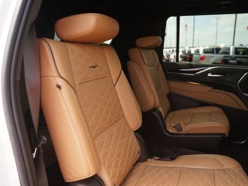 Used 2024 Cadillac Escalade ESV Premium Luxury w/ Performance Package AWD/4WD image 19