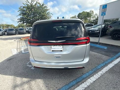 Used 2024 Chrysler Pacifica Touring-L FWD image 10