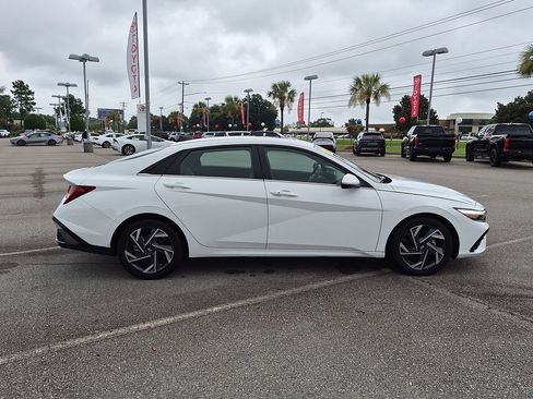 Used 2025 Hyundai Elantra SEL FWD image 2