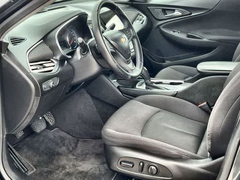 Used 2017 Chevrolet Malibu LT image 3