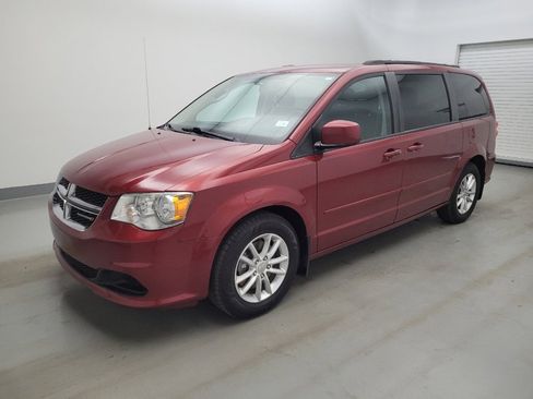 Used 2016 Dodge Grand Caravan SXT w/ Rear Park Assist Package FWD image 2