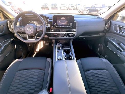 New 2025 Nissan Pathfinder SV image 4