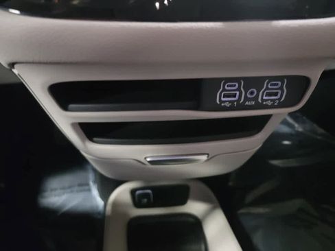 Used 2024 Chrysler Pacifica Touring-L image 22