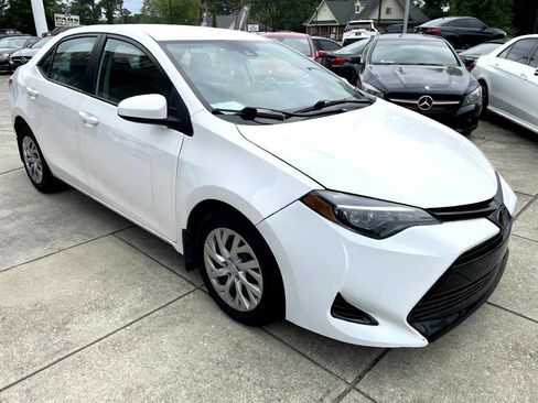 Used 2019 Toyota Corolla LE image 3