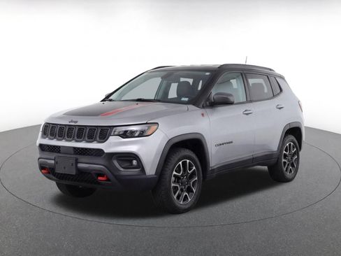 Used 2025 Jeep Compass Trailhawk AWD/4WD image 3