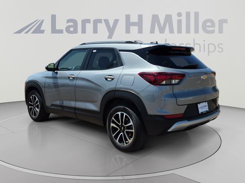 Used 2025 Chevrolet TrailBlazer LT w/ Convenience Package FWD image 3