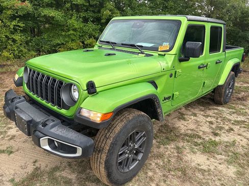 Used 2025 Jeep Gladiator Sport AWD/4WD image 11