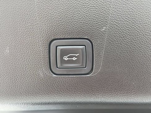 Used 2023 Chevrolet Traverse Premier FWD image 9