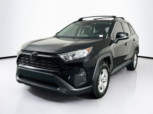 Used 2021 Toyota RAV4 XLE w/ Convenience Package FWD image 3