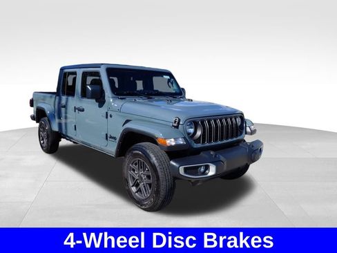 Used 2024 Jeep Gladiator Sport AWD/4WD image 5