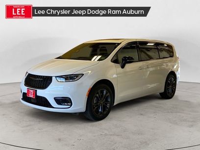 New 2026 Chrysler Pacifica Select