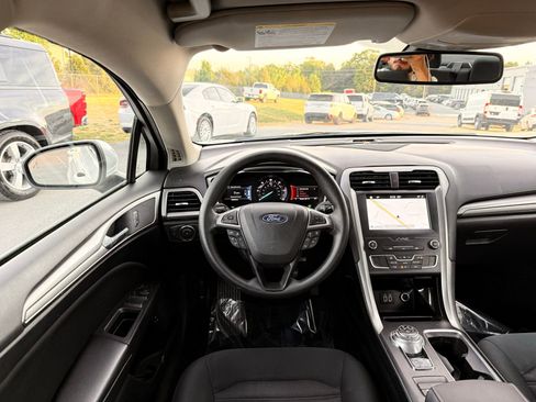 Used 2019 Ford Fusion SE FWD image 25
