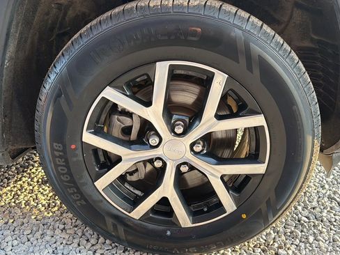 Used 2023 Jeep Grand Cherokee L Limited image 7