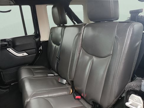 Used 2016 Jeep Wrangler Unlimited Sahara w/ Connectivity Group AWD/4WD image 24