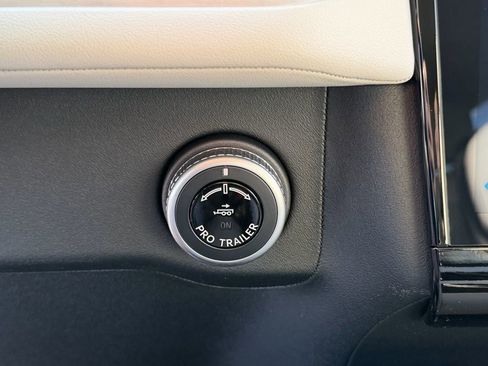 New 2026 Lincoln Navigator L Premier AWD/4WD image 18