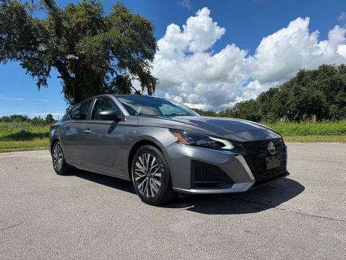 Used 2025 Nissan Altima 2.5 SV FWD image 8