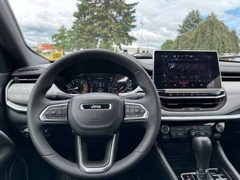 Used 2024 Jeep Compass Latitude AWD/4WD image 16