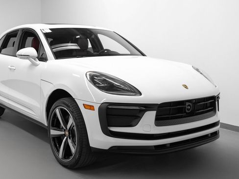 Certified 2026 Porsche Macan AWD/4WD image 9