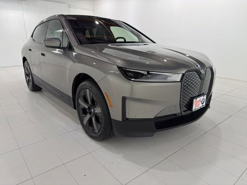 Used 2025 BMW iX xDrive50 w/ Premium Package image 7