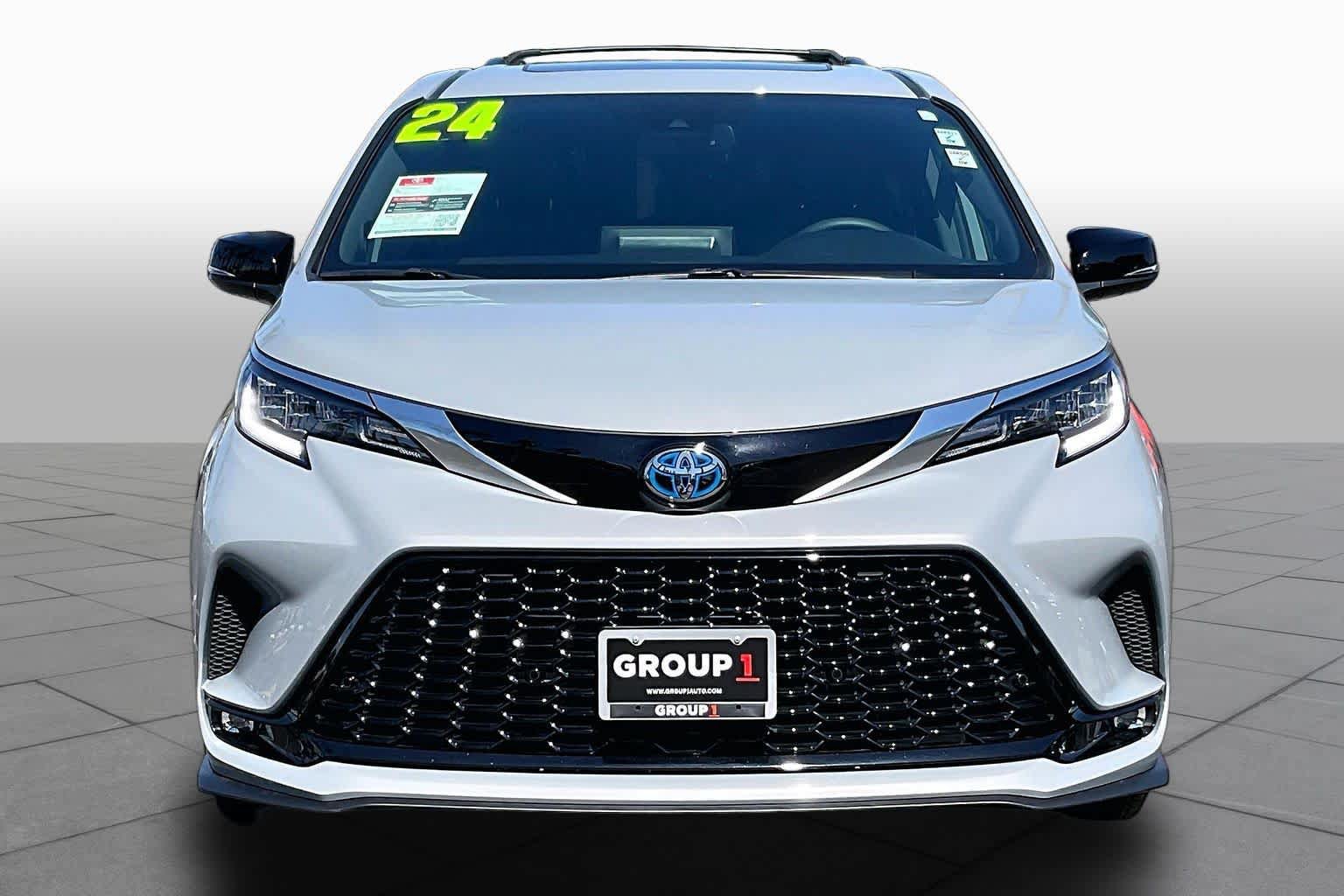 Used 2024 Toyota Sienna XSE w/ XSE Premium Package FWD image 3