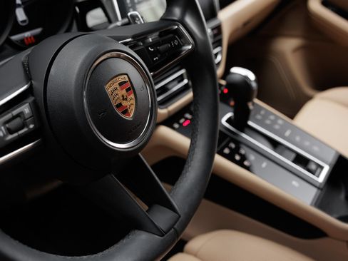 Certified 2026 Porsche Macan AWD/4WD image 18