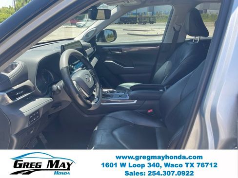 Used 2022 Toyota Highlander Limited FWD image 12