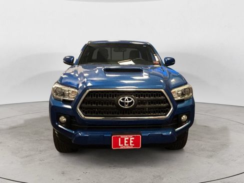 Used 2017 Toyota Tacoma TRD Sport w/ Tow Package AWD/4WD image 8