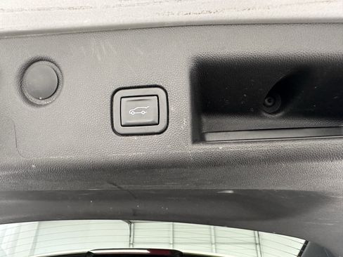 Used 2021 Chevrolet Equinox LT w/ Driver Convenience Package image 33