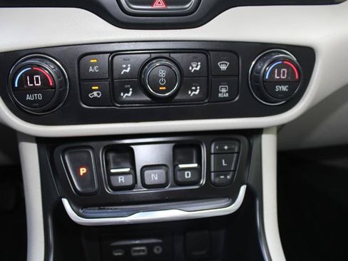 Used 2020 GMC Terrain Denali w/ Denali Premium Package AWD/4WD image 43