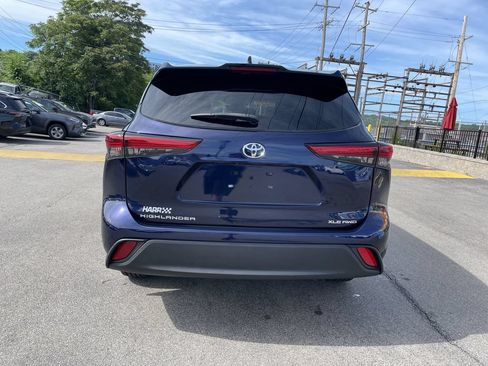 Used 2022 Toyota Highlander XLE AWD/4WD image 4