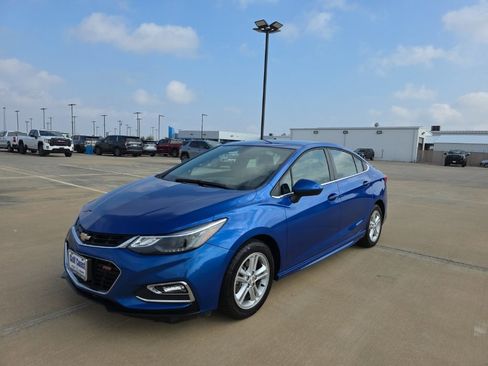 Used 2017 Chevrolet Cruze LT w/ Convenience Package image 1