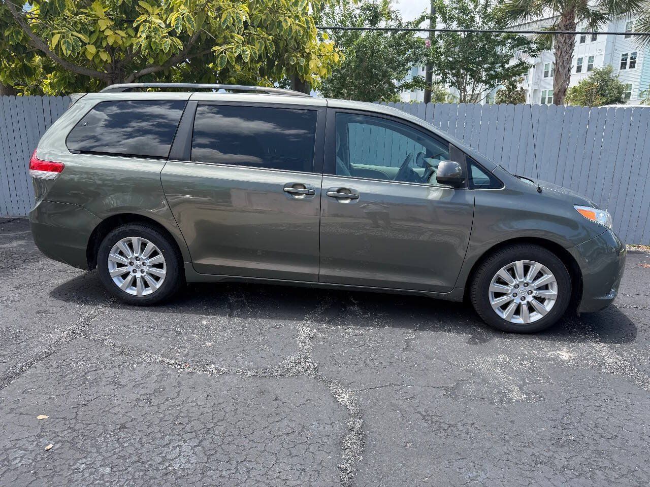 Used 2014 Toyota Sienna LE AWD/4WD image 2