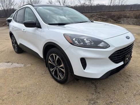 Used 2022 Ford Escape SE w/ SE Sport Appearance Package AWD/4WD image 3
