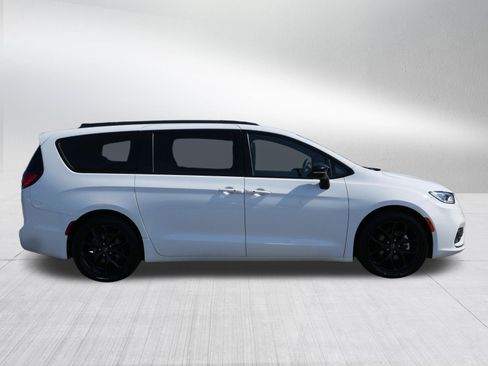 Used 2025 Chrysler Pacifica Limited FWD image 8
