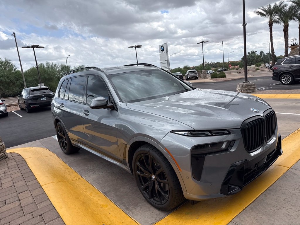 Used 2025 BMW X7 xDrive40i w/ M Sport Package AWD/4WD image 3
