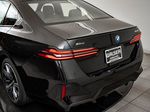 New 2026 BMW 550e xDrive image 18