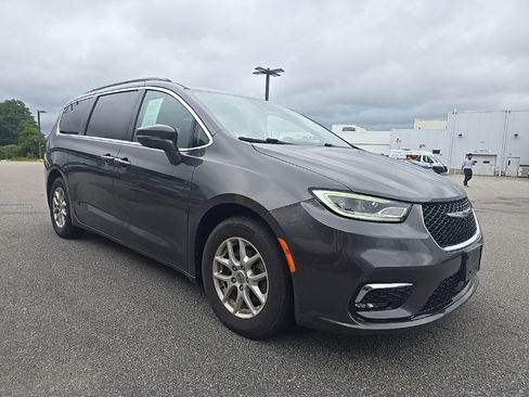 Used 2022 Chrysler Pacifica Touring-L FWD image 2
