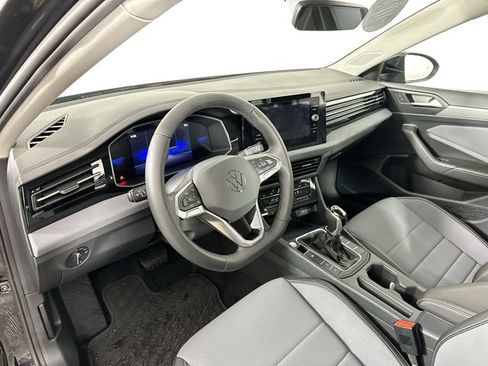 Used 2025 Volkswagen Jetta SE w/ Black Wheel Package image 3