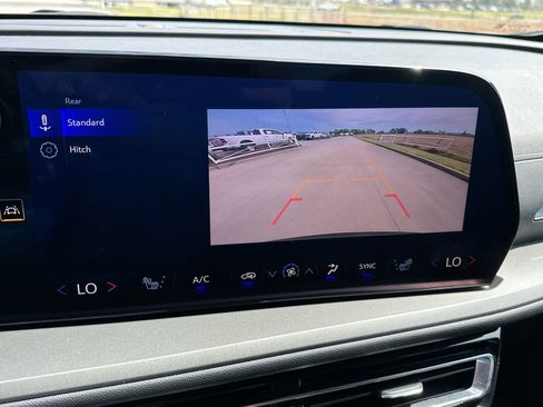 Used 2025 Chevrolet Traverse LT FWD image 17