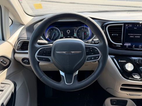 Used 2023 Chrysler Pacifica Touring-L FWD image 18