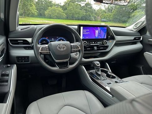 Used 2024 Toyota Highlander Limited FWD image 13